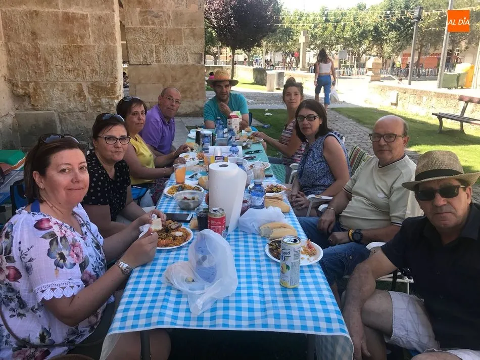 Foto 9 - Los vecinos de Castellanos de Moriscos comparten una sabrosa paella