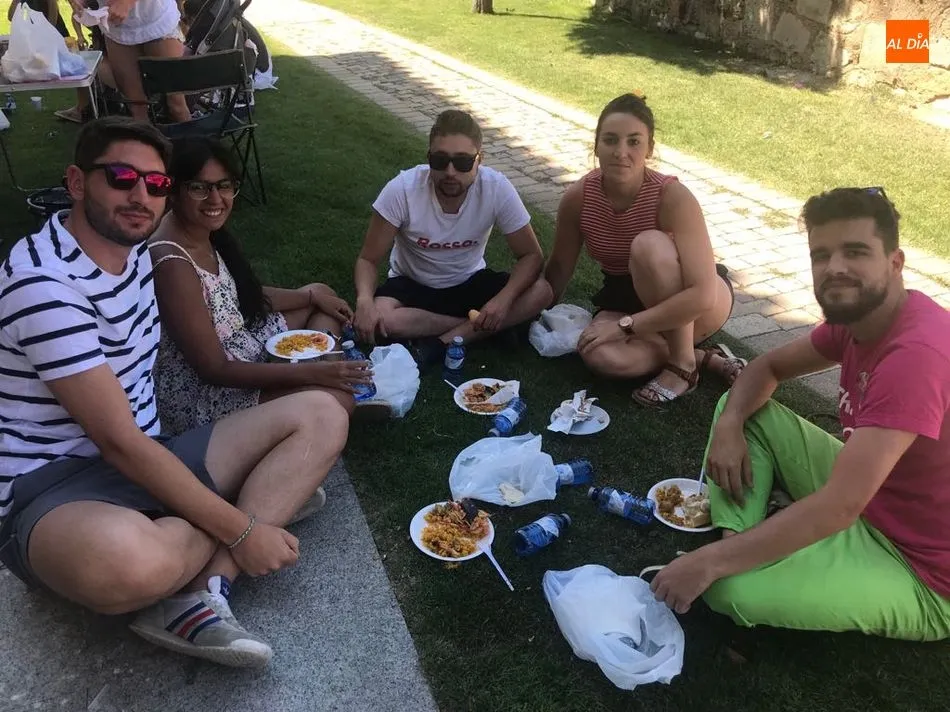 Foto 8 - Los vecinos de Castellanos de Moriscos comparten una sabrosa paella