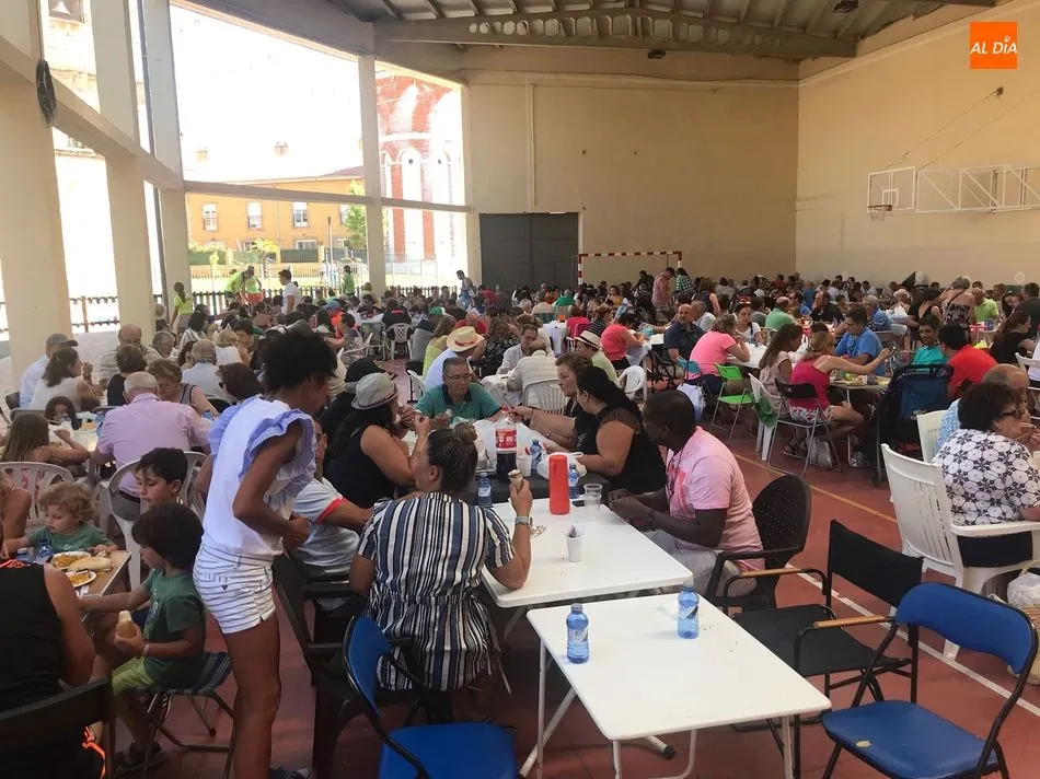 Foto 5 - Los vecinos de Castellanos de Moriscos comparten una sabrosa paella