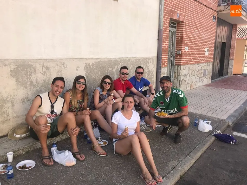 Foto 4 - Los vecinos de Castellanos de Moriscos comparten una sabrosa paella