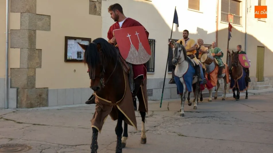 Los caballeros medievales recorrieron las calles del pueblo / E. Corredera