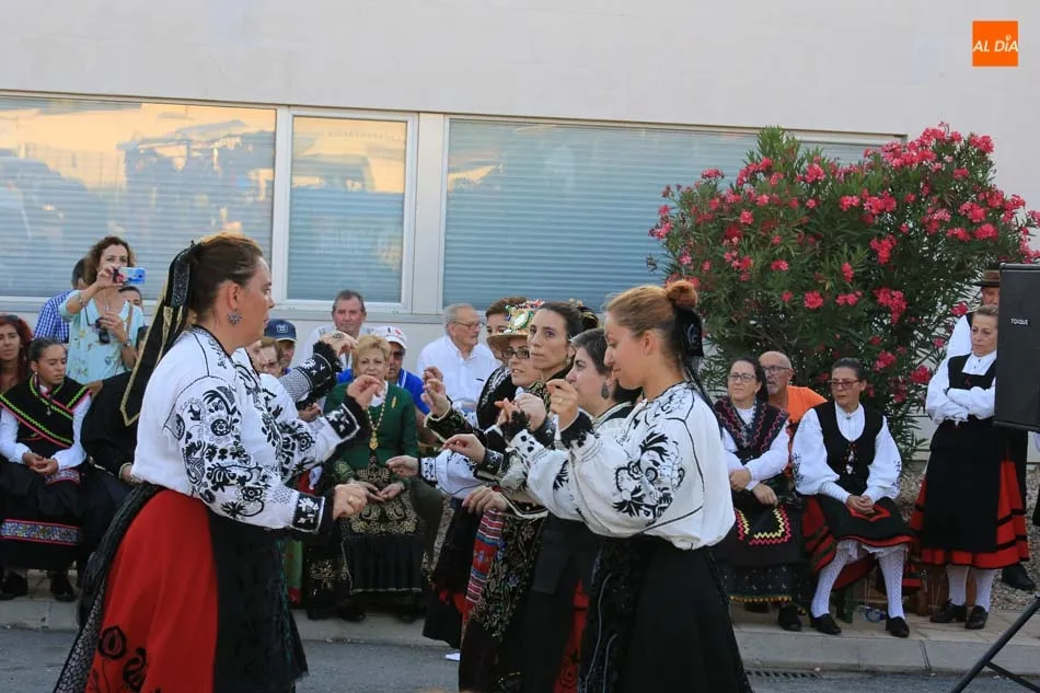 Foto 10 - El certamen folcl&oacute;rico mantiene el ambiente festivo en las calles de Do&ntilde;inos  
