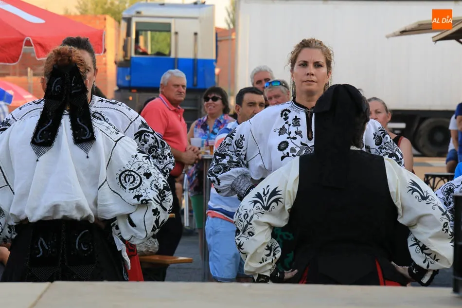 Foto 9 - El certamen folcl&oacute;rico mantiene el ambiente festivo en las calles de Do&ntilde;inos  