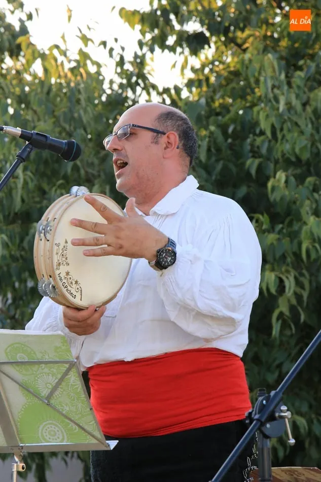 Foto 8 - El certamen folcl&oacute;rico mantiene el ambiente festivo en las calles de Do&ntilde;inos  