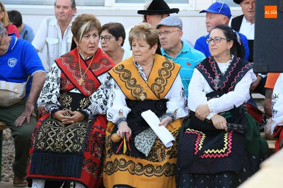 Foto 6 - El certamen folcl&oacute;rico mantiene el ambiente festivo en las calles de Do&ntilde;inos  