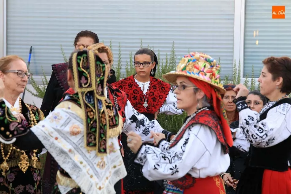 Foto 5 - El certamen folcl&oacute;rico mantiene el ambiente festivo en las calles de Do&ntilde;inos  