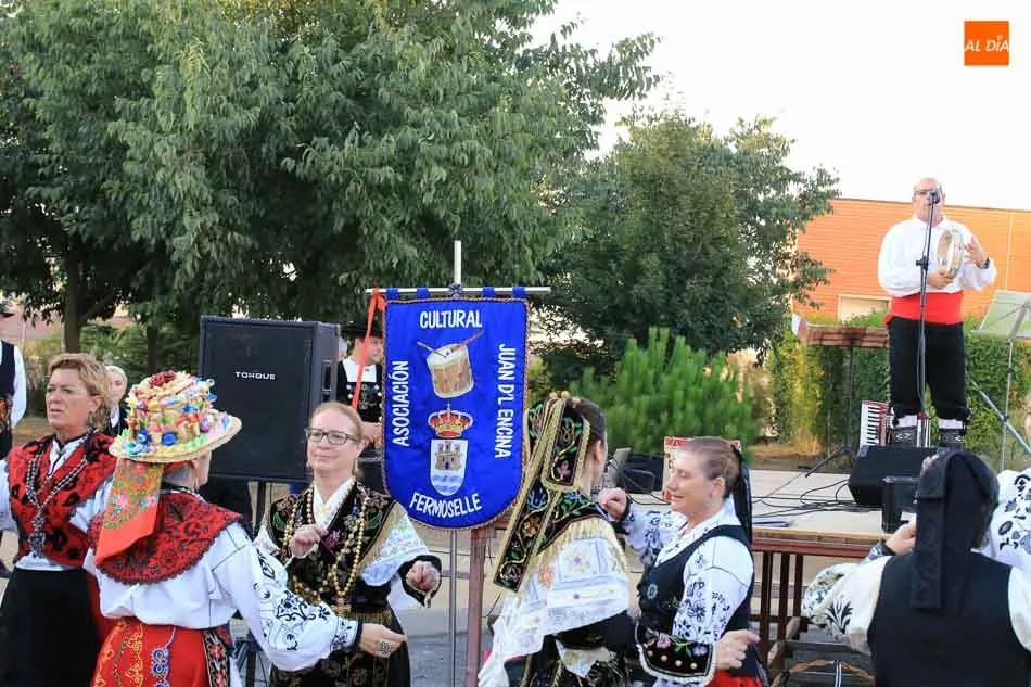 Foto 3 - El certamen folcl&oacute;rico mantiene el ambiente festivo en las calles de Do&ntilde;inos  