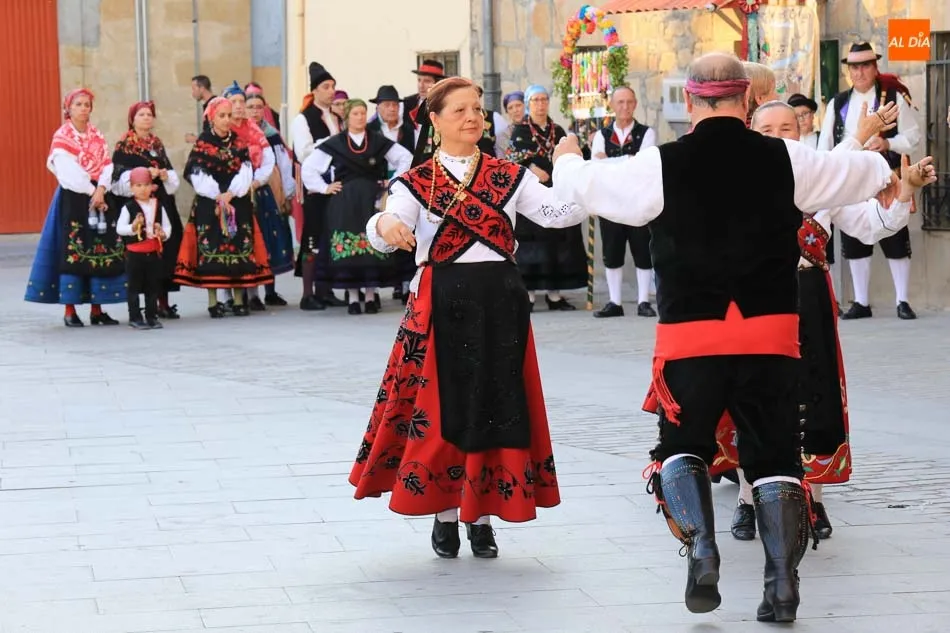 Foto 7 - La m&uacute;sica tradicional ameniza la jornada festiva de Villamayor