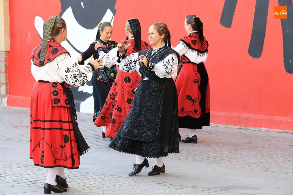 Foto 6 - La m&uacute;sica tradicional ameniza la jornada festiva de Villamayor