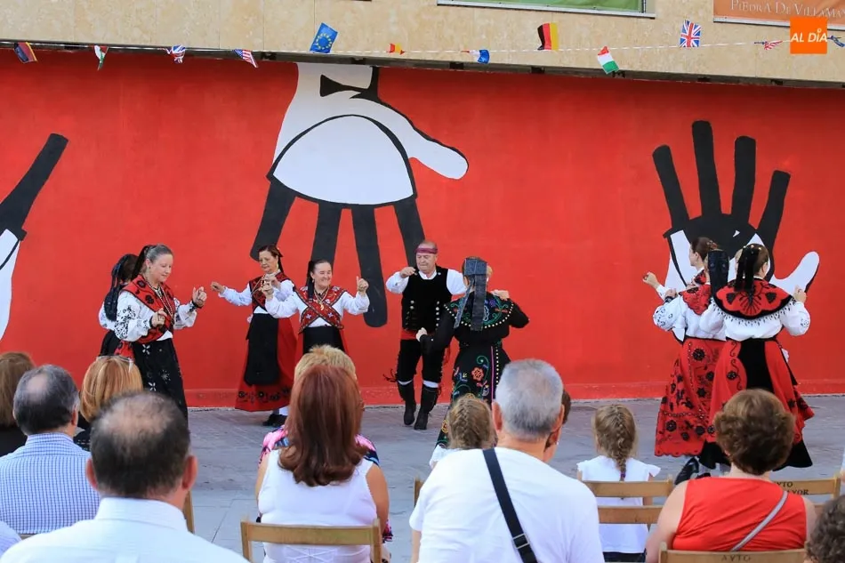 Foto 5 - La m&uacute;sica tradicional ameniza la jornada festiva de Villamayor