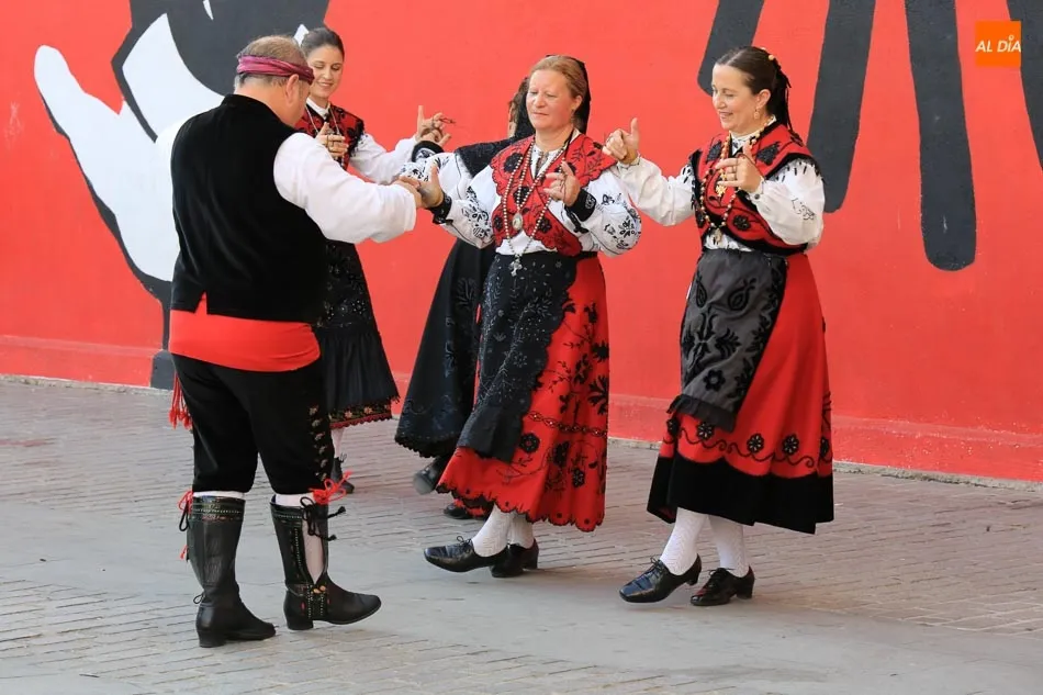 Foto 4 - La m&uacute;sica tradicional ameniza la jornada festiva de Villamayor