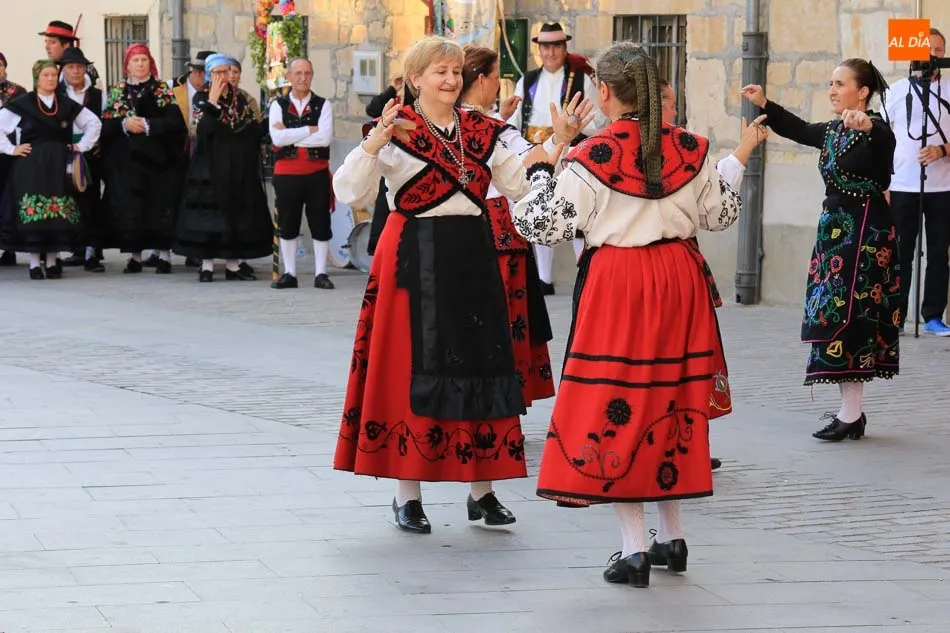 Foto 3 - La m&uacute;sica tradicional ameniza la jornada festiva de Villamayor