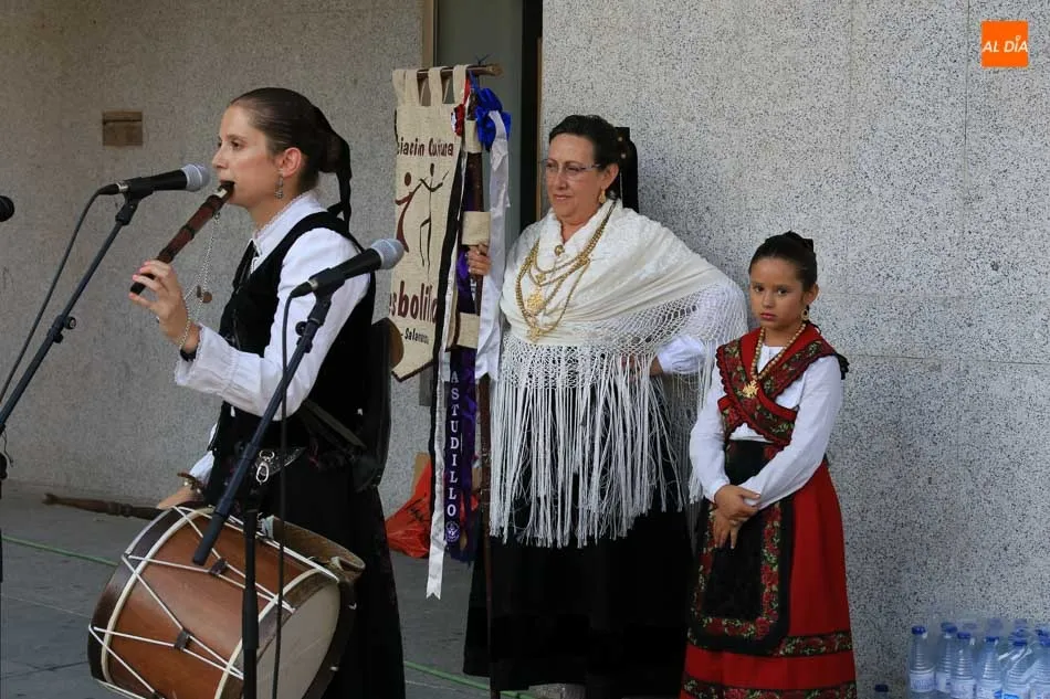 Foto 2 - La m&uacute;sica tradicional ameniza la jornada festiva de Villamayor
