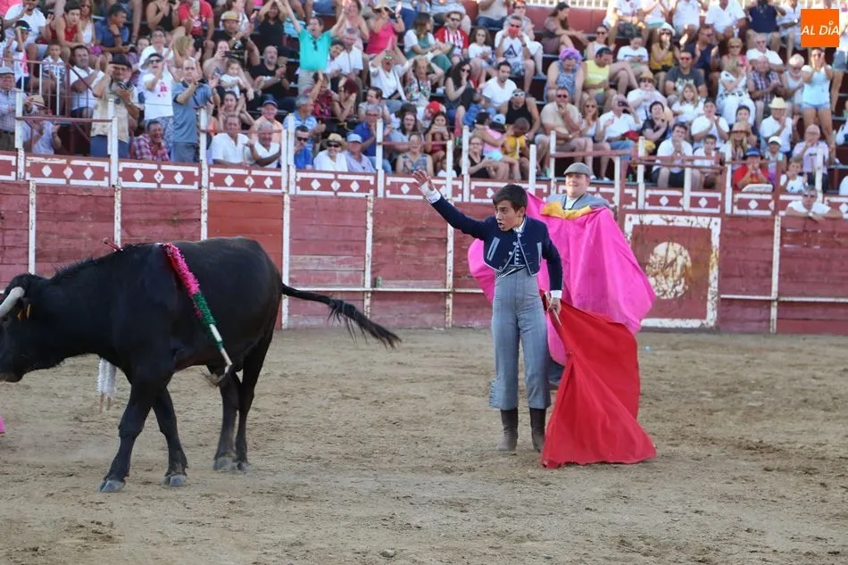 Foto 3 - Ismael Mart&iacute;n debuta en Cantalpino cortando el rabo  