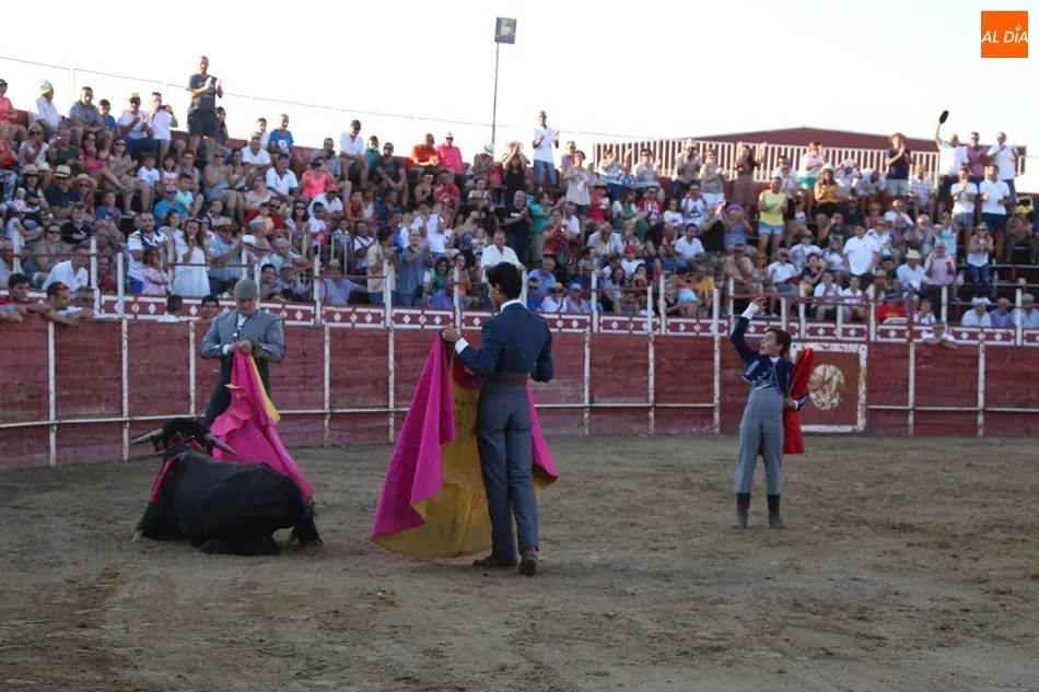 Foto 2 - Ismael Mart&iacute;n debuta en Cantalpino cortando el rabo  