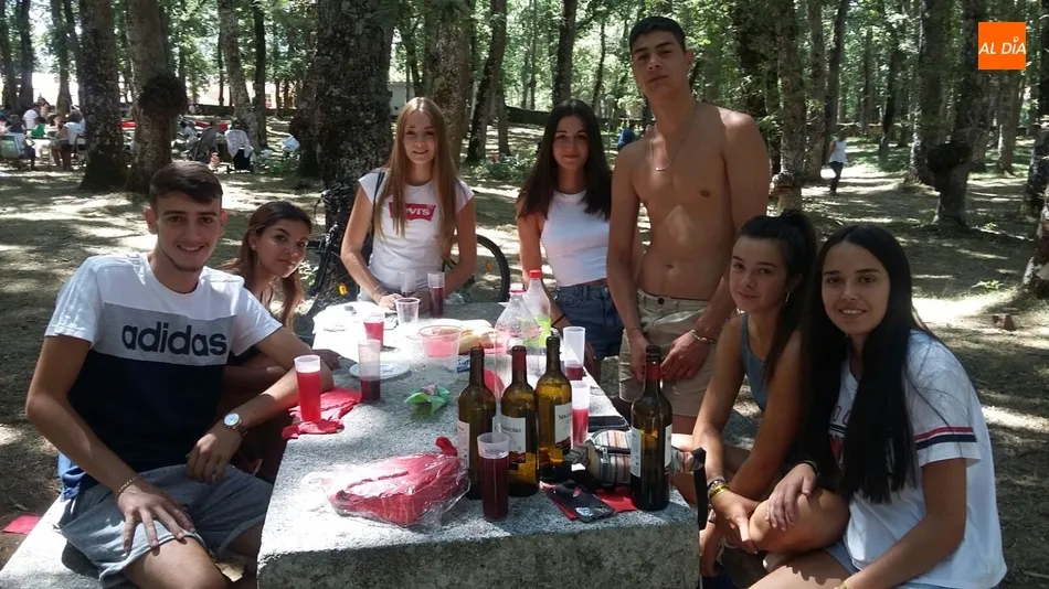 La comida tuvo lugar en plena naturaleza | Fotos Adrián Martín