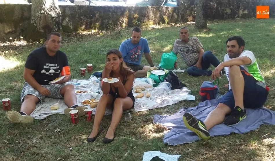 Foto 10 - Los vecinos de Navasfr&iacute;as se re&uacute;nen para comer al aire libre  