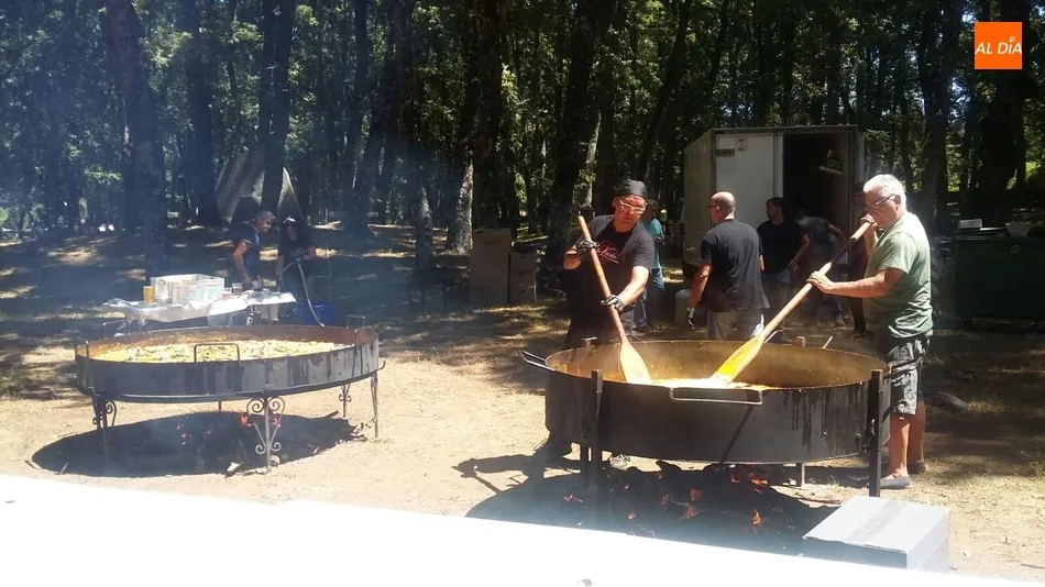 Foto 9 - Los vecinos de Navasfr&iacute;as se re&uacute;nen para comer al aire libre  