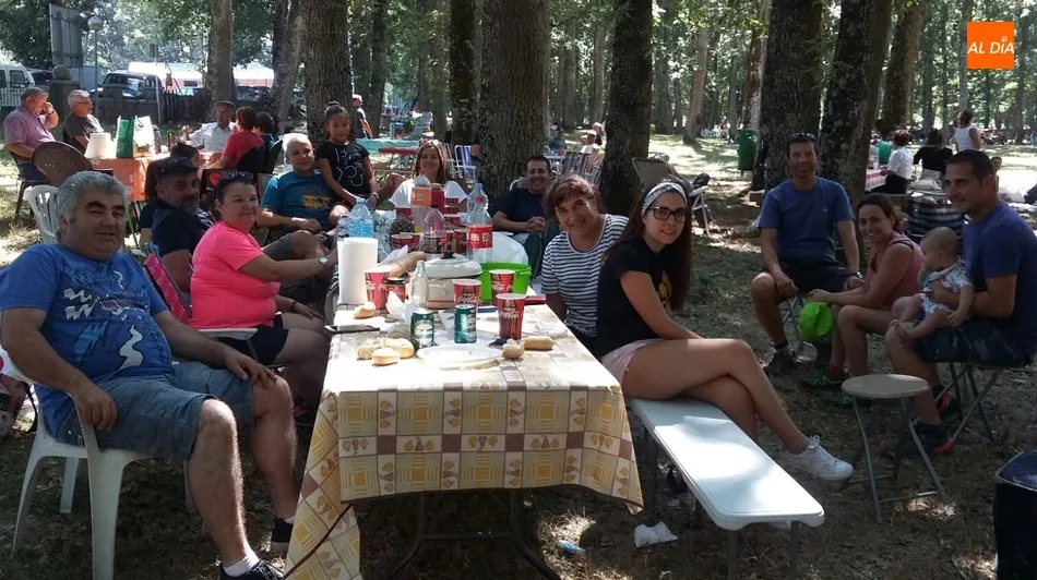 Foto 8 - Los vecinos de Navasfr&iacute;as se re&uacute;nen para comer al aire libre  