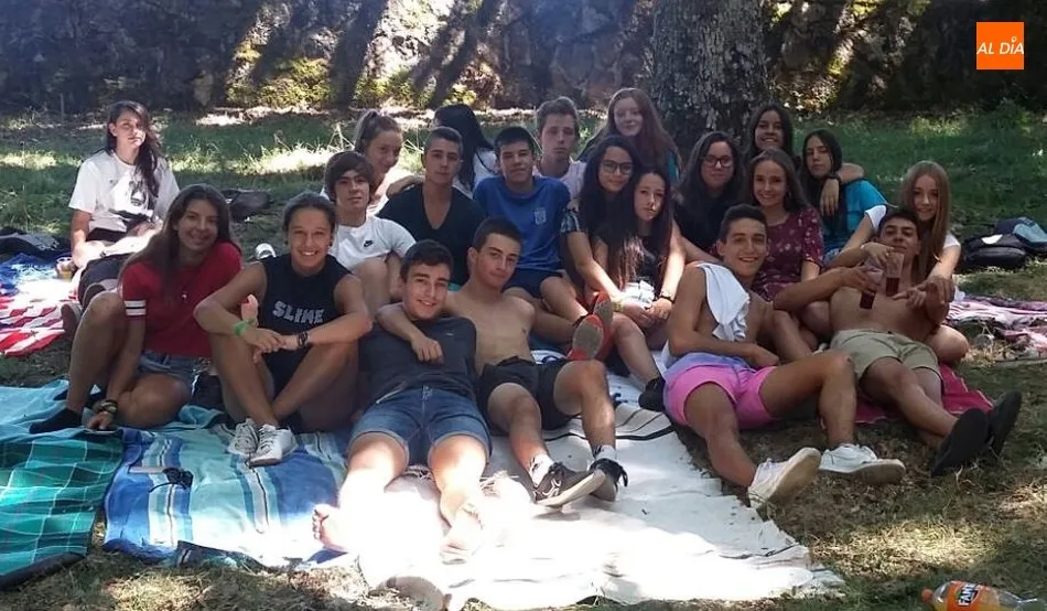 Foto 7 - Los vecinos de Navasfr&iacute;as se re&uacute;nen para comer al aire libre  