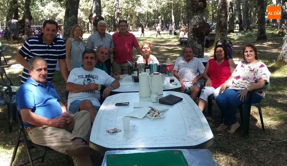 Foto 6 - Los vecinos de Navasfr&iacute;as se re&uacute;nen para comer al aire libre  