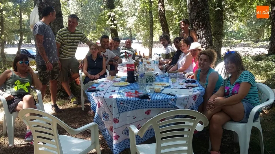 Foto 5 - Los vecinos de Navasfr&iacute;as se re&uacute;nen para comer al aire libre  