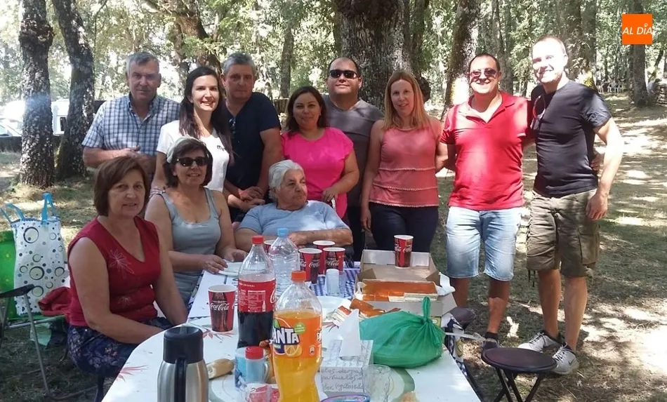 Foto 4 - Los vecinos de Navasfr&iacute;as se re&uacute;nen para comer al aire libre  