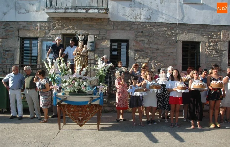 La Virgen de la Peña de Francia recibía este año siete roscas como ofrenda / SILVESTRE