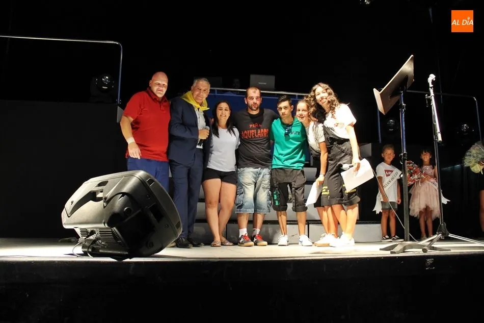 Las peñas entregaron a Armando, el pregonero, la pañoleta de las fiestas