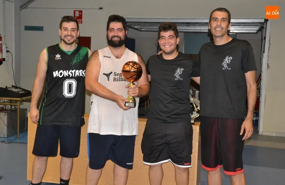 El equipo de Fantasmas recoge su Trofeo de manos del organizador del Torneo, Alberto Rodríguez Coyote | Fotos @kisanghani