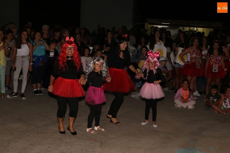 Foto 6 - Las pe&ntilde;as llenan de color las fiestas
