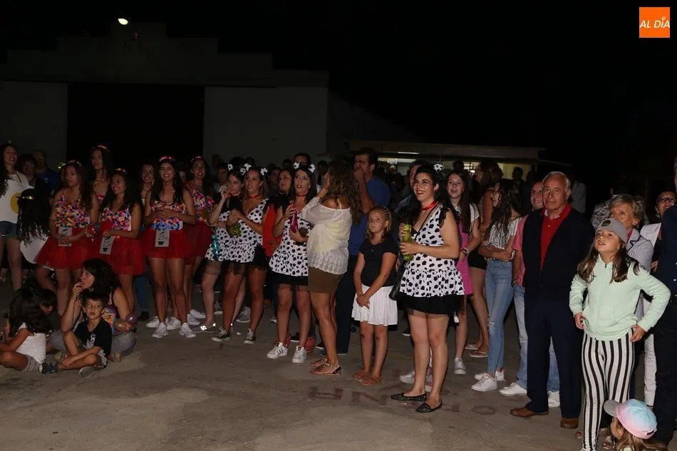 Foto 5 - Las pe&ntilde;as llenan de color las fiestas