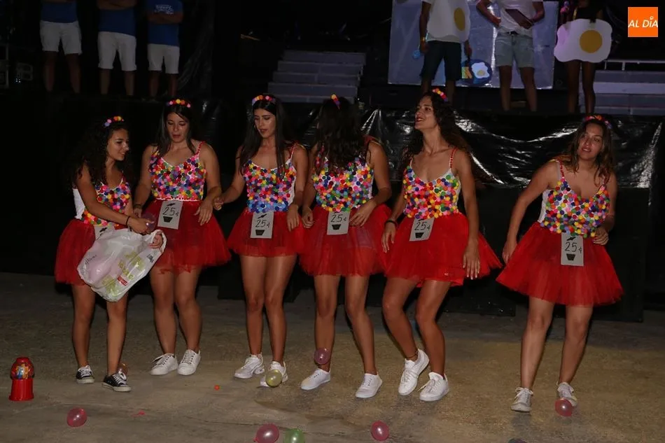 Foto 4 - Las pe&ntilde;as llenan de color las fiestas