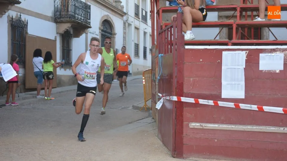 Foto 4 - &Eacute;xito de participantes en la V carrera popular Toromarat&oacute;n de Lumbrales