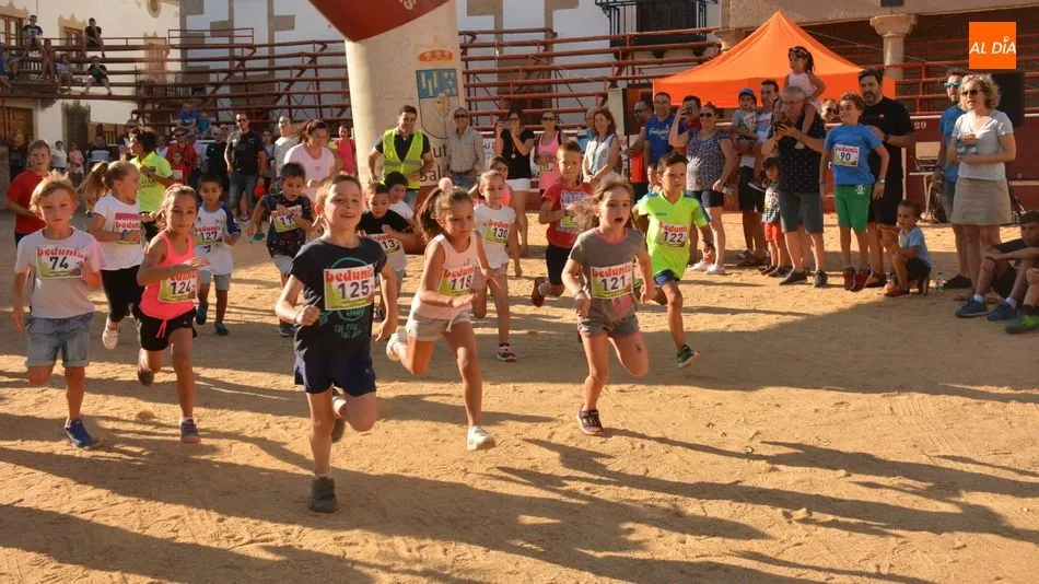 Los niños de la categoria prebenjamín iniciando la carrera / E. Corredera