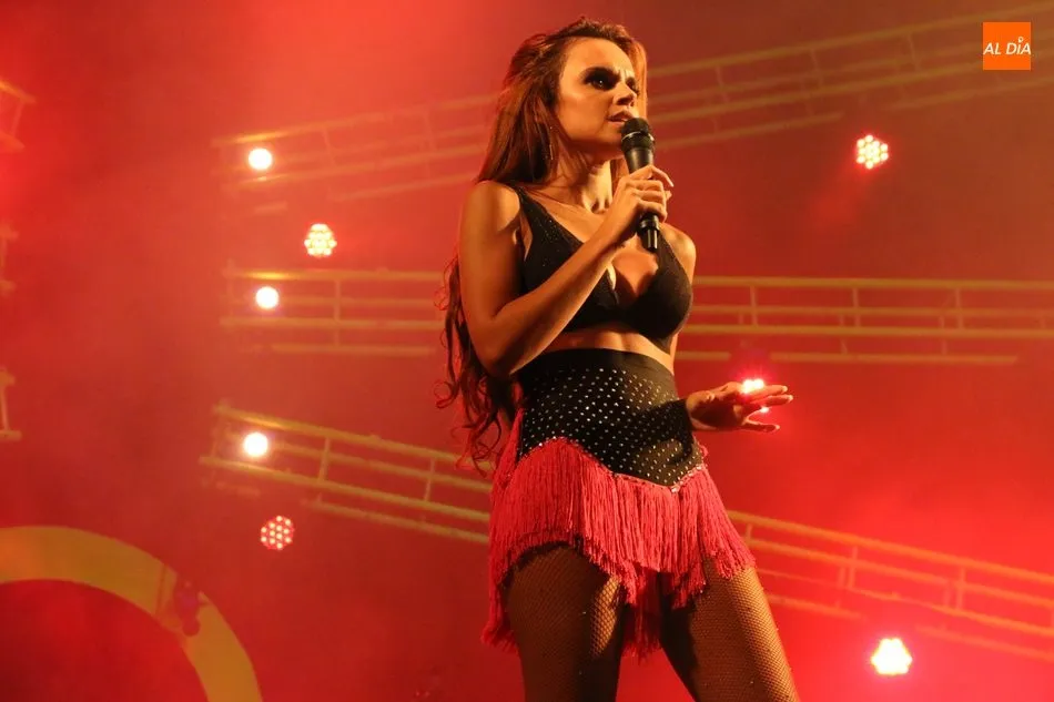 Foto 3 - Memorable concierto de Melody en&nbsp;Vitigudino con varios miles de personas  