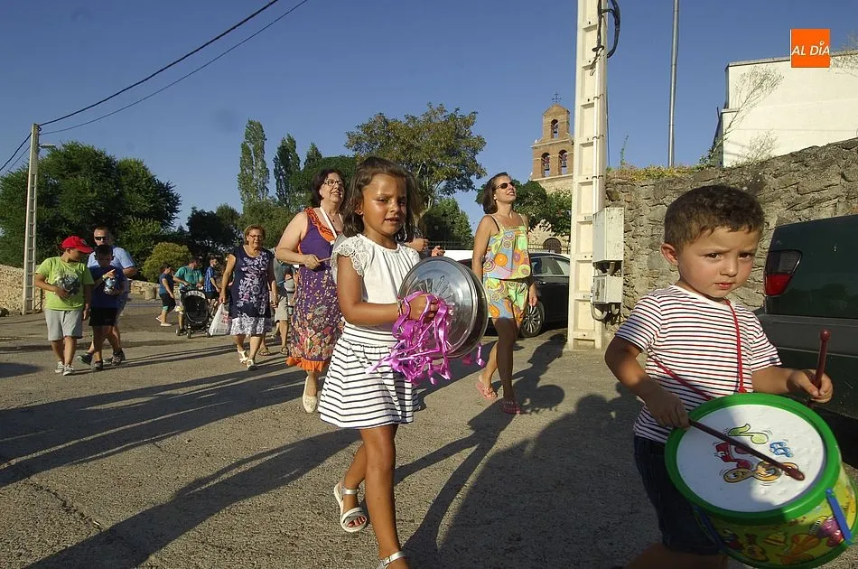 Desfile infantil por las calles de la localidad | Fotos Adrián Martín