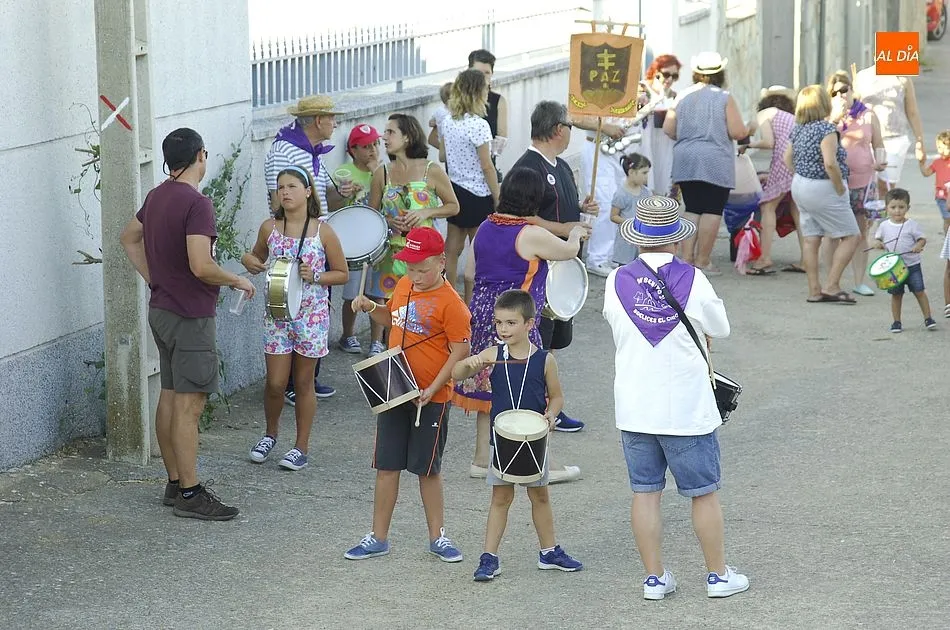 Foto 3 - Los ni&ntilde;os desfilan con mucho ritmo por las calles de Saelices  
