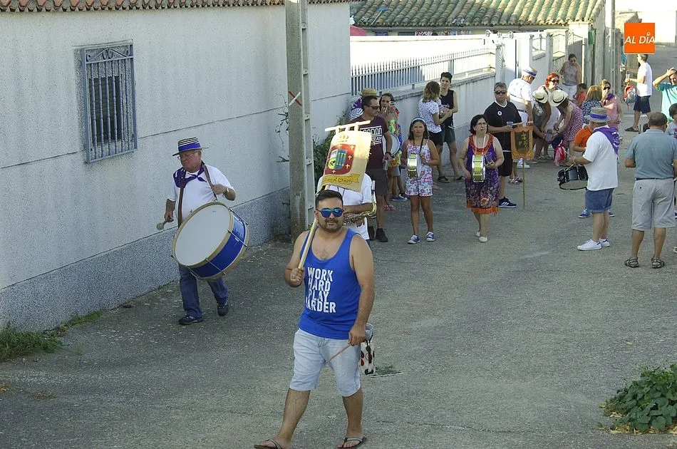 Foto 4 - Los ni&ntilde;os desfilan con mucho ritmo por las calles de Saelices  