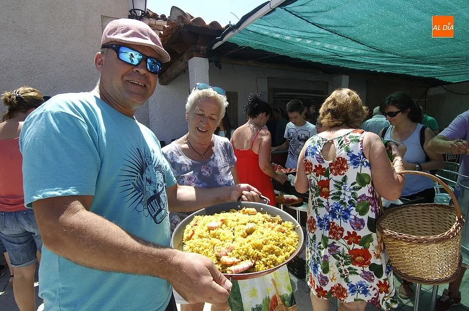 En pleno reparto de la paella | Fotos Adrián Martín