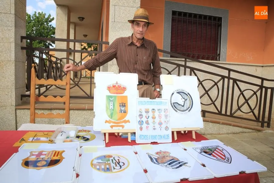 Hombre posando junto a su puesto del mercado / Foto: Alberto Martín.