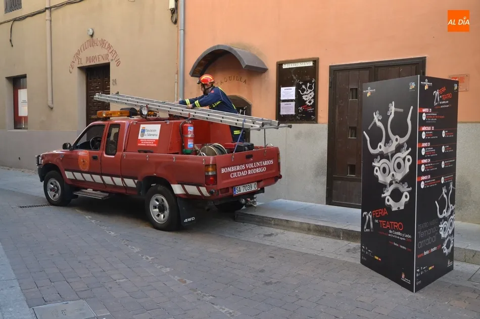 Foto 3 - Los Bomberos act&uacute;an contra un avispero en la calle Gigantes  