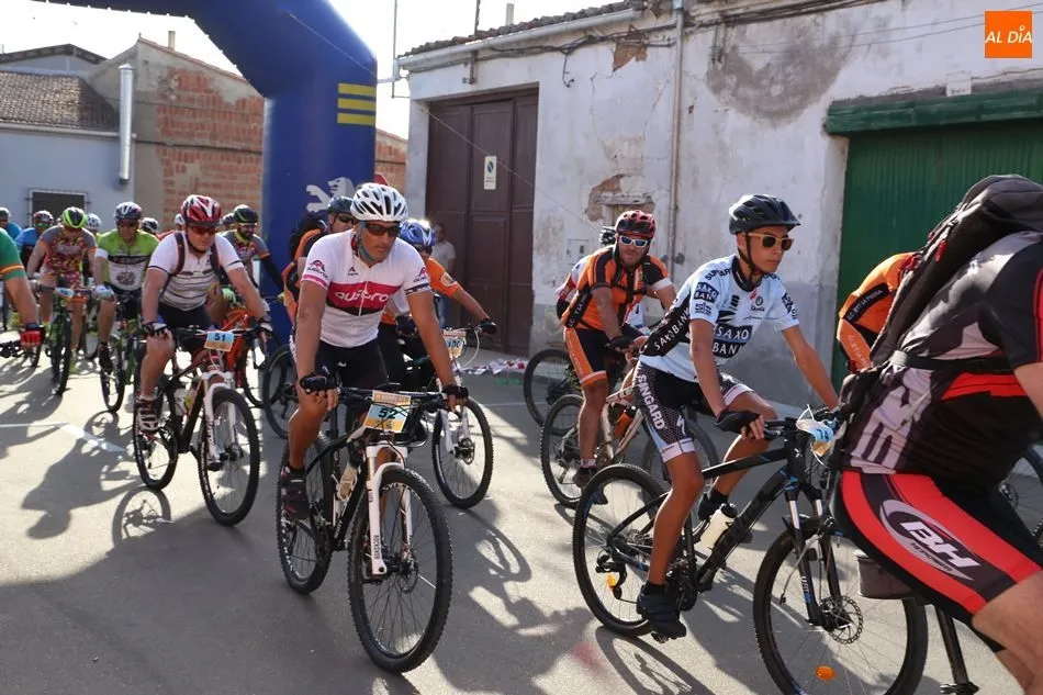 Los participantes salen desde el multiusos