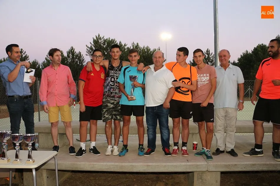 Foto 11 - Fuenterroble gana el torneo de f&uacute;tbol sala de Entresierras