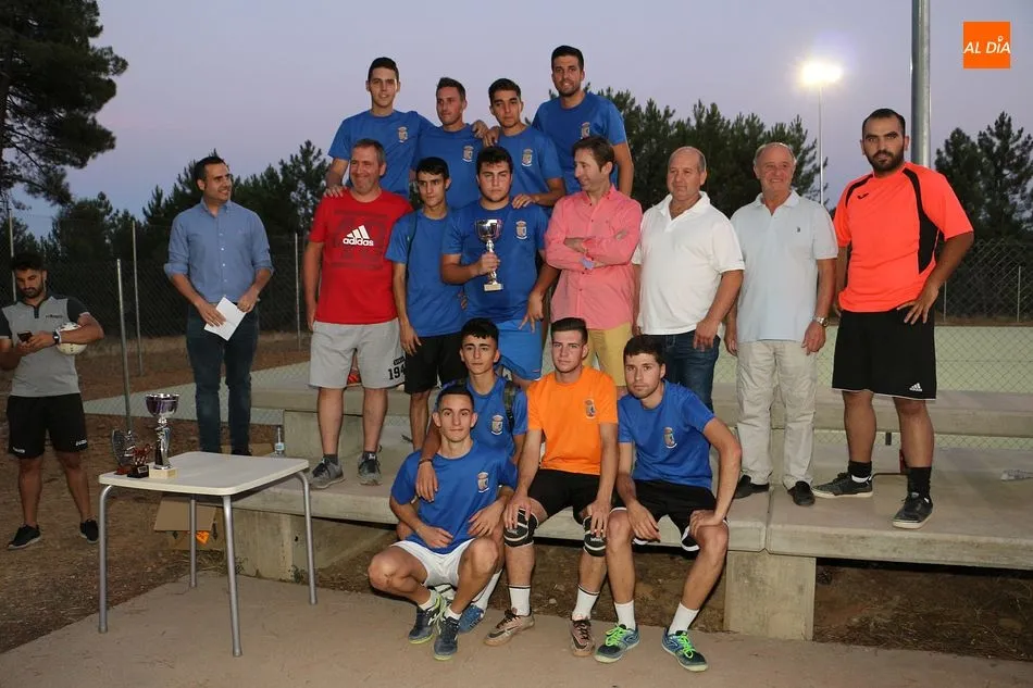 Foto 10 - Fuenterroble gana el torneo de f&uacute;tbol sala de Entresierras