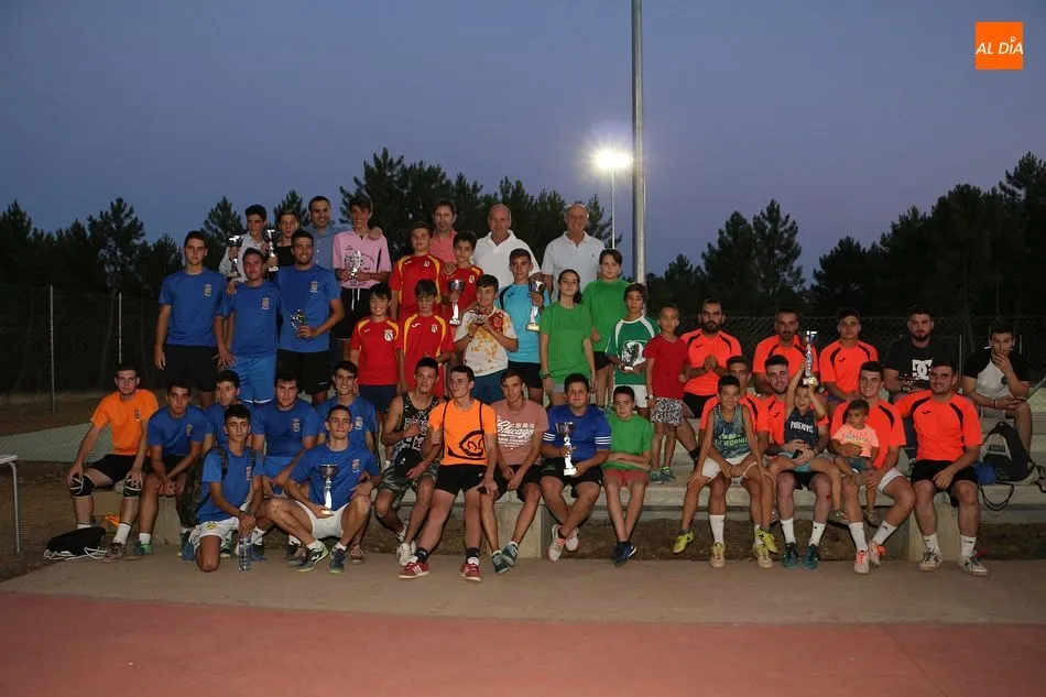Foto 7 - Fuenterroble gana el torneo de f&uacute;tbol sala de Entresierras