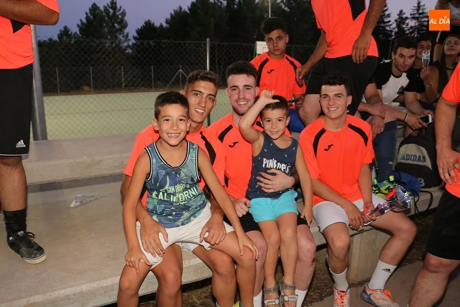 Foto 6 - Fuenterroble gana el torneo de f&uacute;tbol sala de Entresierras