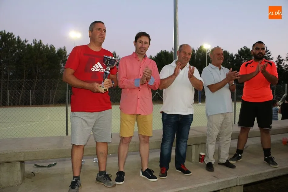 Foto 5 - Fuenterroble gana el torneo de f&uacute;tbol sala de Entresierras
