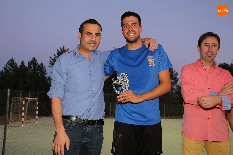 Foto 4 - Fuenterroble gana el torneo de f&uacute;tbol sala de Entresierras