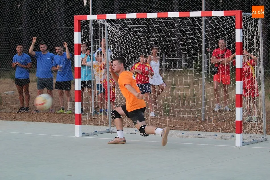 Foto 3 - Fuenterroble gana el torneo de f&uacute;tbol sala de Entresierras